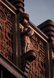 Les grands noms du design Art Déco français : Ruhlmann, Desny, Chareau… Découvrez un héritage architectural d’exception.